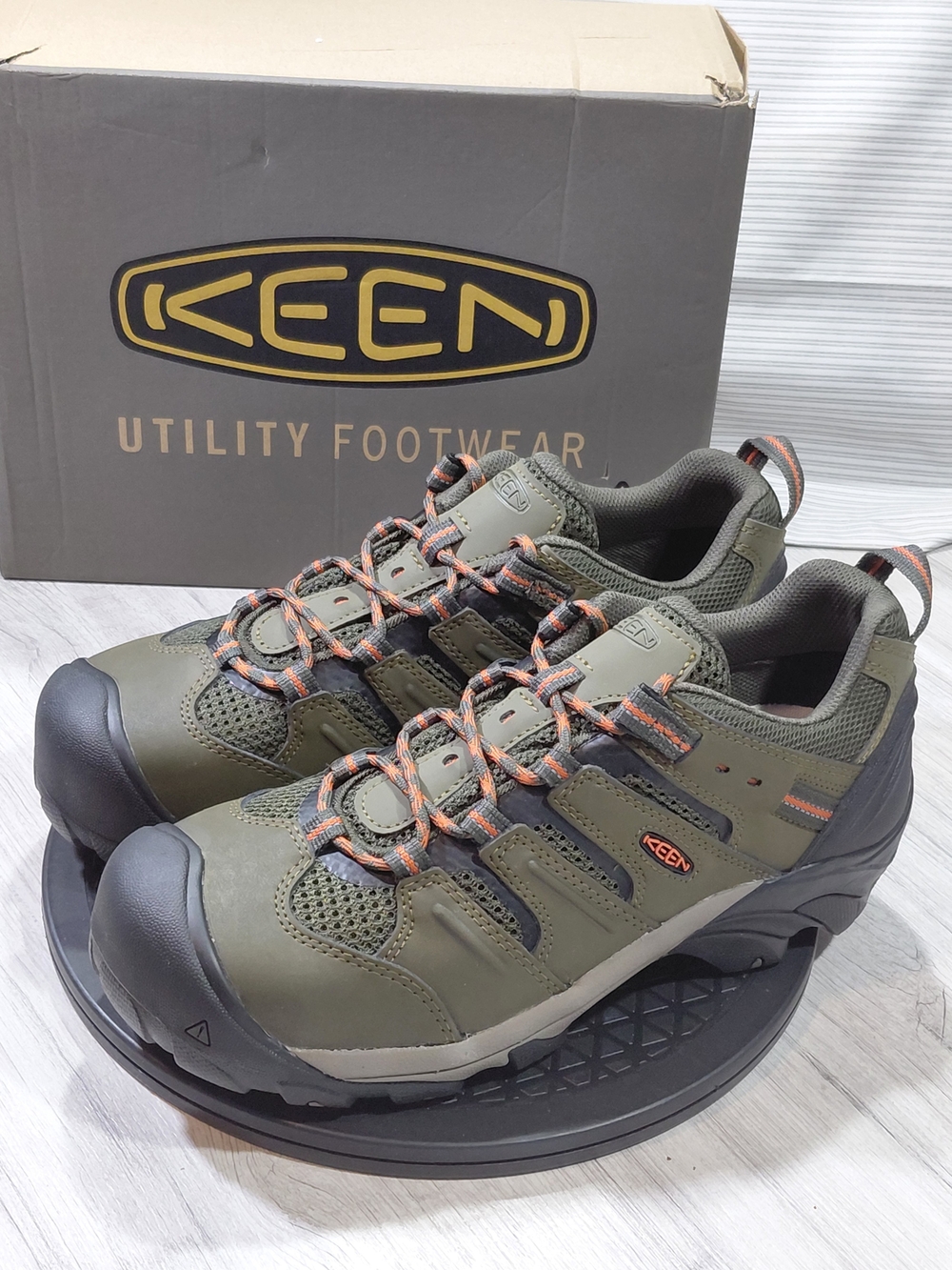 NEW KEEN Men Lansing Low Steel Toe Oil & Slip Resistant Shoes Olive Green M11EE